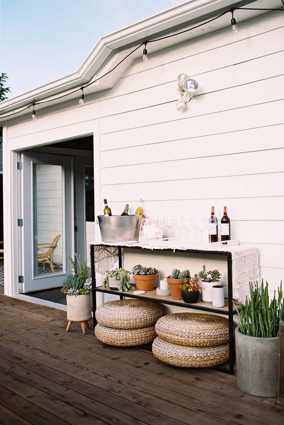 Không gian xanh với bàn console ngoài sân vườn