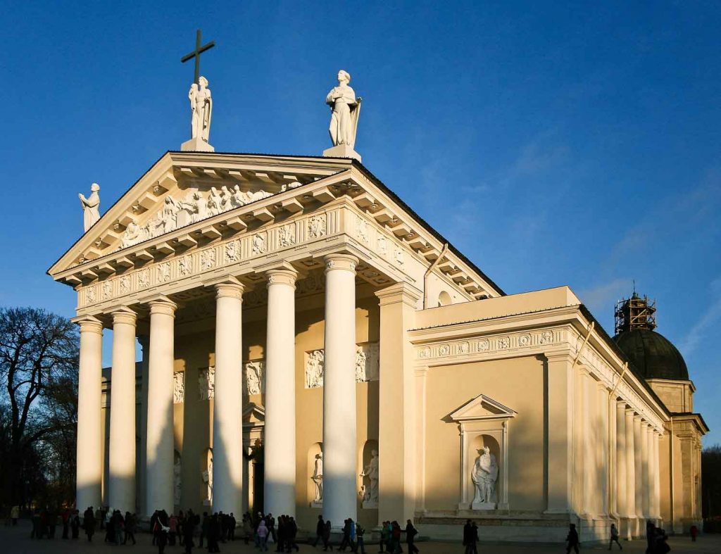 Nhà thờ Vilnius đặc trưng cho kiến trúc Tân cổ điển giai đoạn đầu