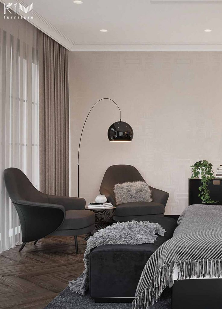 Hai chiếc Armchair từ thương hiệu Minotti tạo nên một góc đọc sách tâm sự nhẹ nhàng cho hai vợ chồng