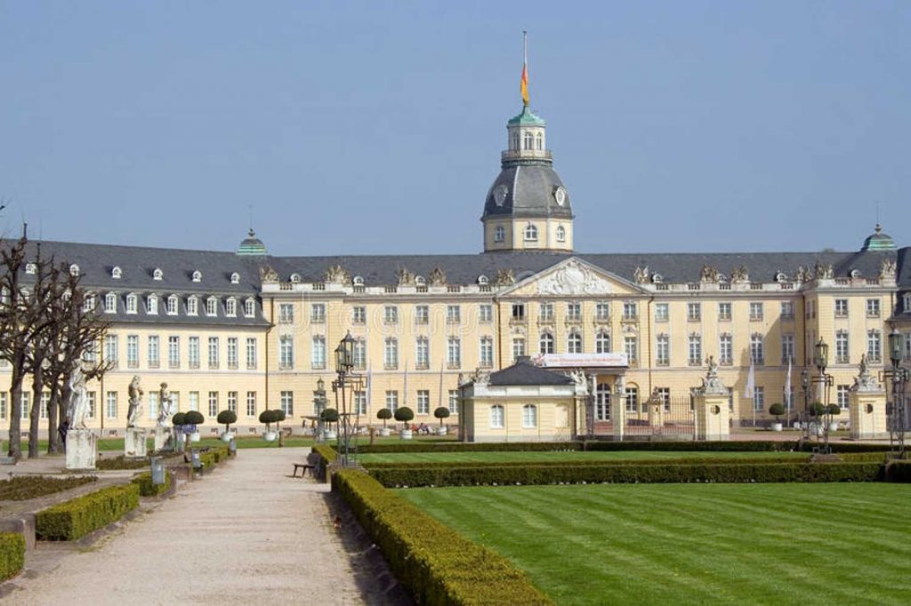 Lâu đài Karlsruhe (hoàn thành năm 1715 tại Đức)