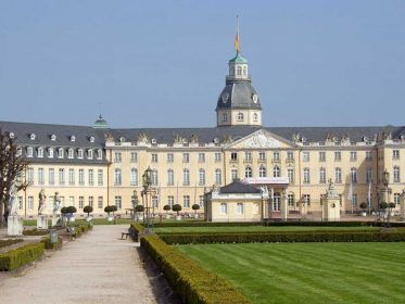 Lâu đài Karlsruhe (hoàn thành năm 1715 tại Đức)