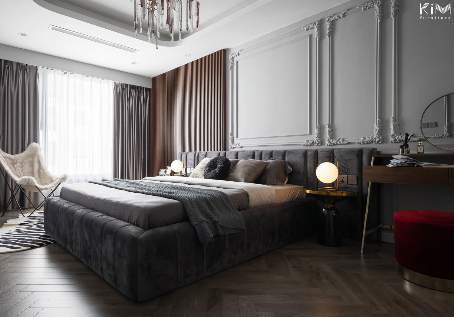 Một chiếc armchair phong cách Bắc Âu kéo lại nét mềm mại cho phòng ngủ của nữ chủ nhân