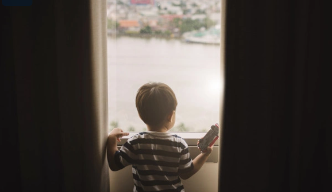 Mở cửa ở chung cư có thể gây nguy hiểm cho trẻ em