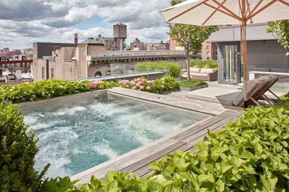 Skyvilla sẽ có sân vườn và hồ bơi xung quang; tạo cảm giác sống trong một biệt thự nghỉ dưỡng với không khí trong lành ngay giữa thành phố