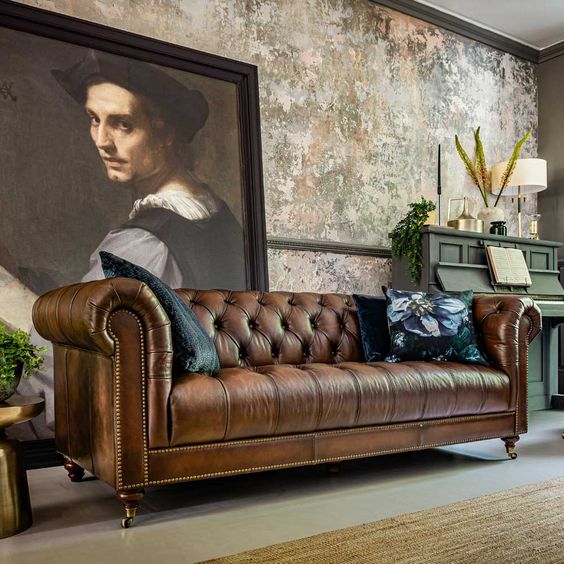 Sofa Chesterfield cổ điển đặc trưng bởi các nút bọc quả trám và lưng ghế thấp