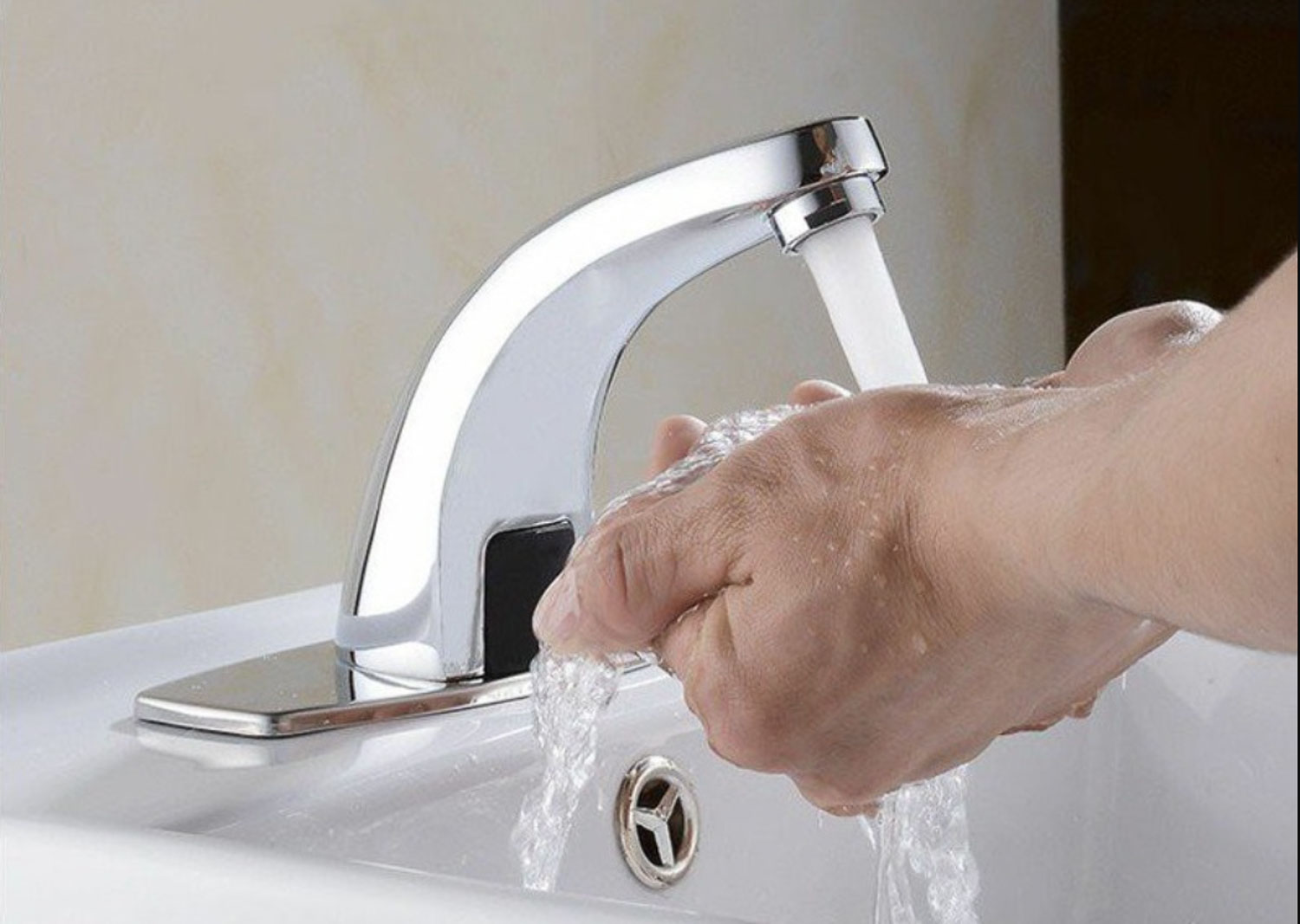Vòi nước cảm ứng lắp đặt ở chậu rửa mặt cho người hay quên
