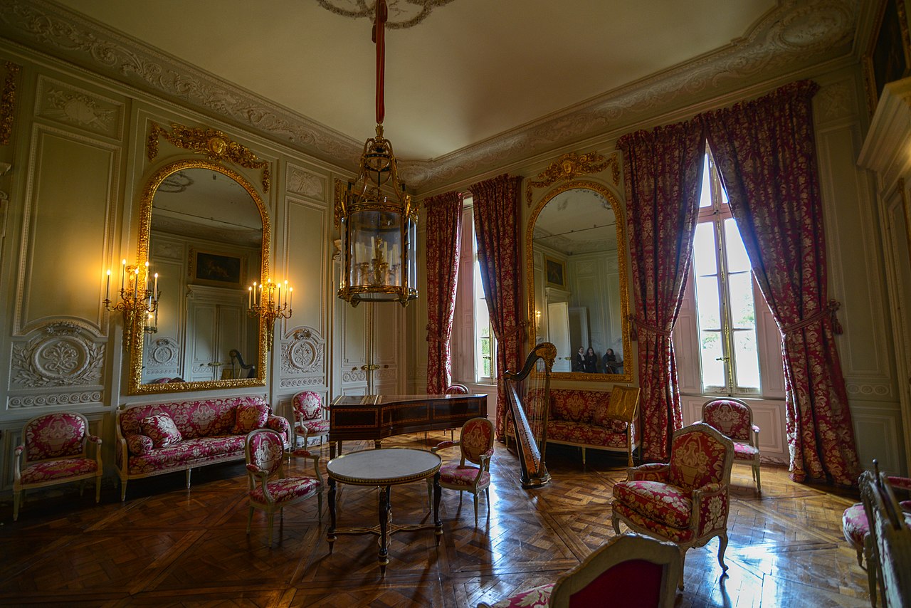 Phân biệt phong cách cổ điển và tân cổ điển - Nội thất tân cổ điển thế kỷ 18 - Lâu đài Petit Trianon (1762-1768)