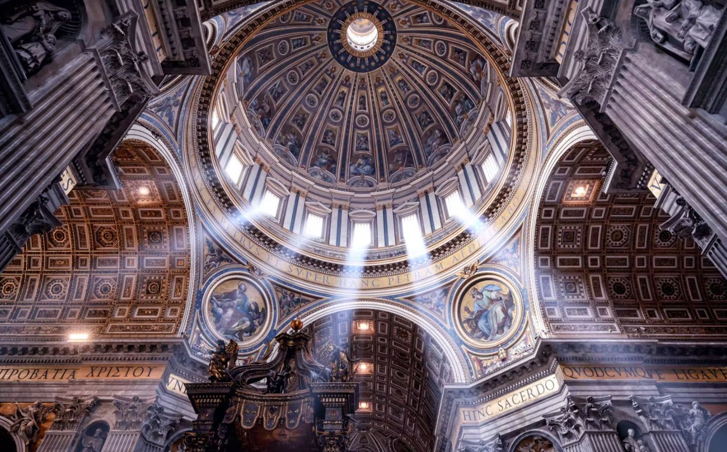 Vương cung thánh đường Thánh Peter với ánh sáng tán xạ đẹp mắt xuống nội thất bên dưới