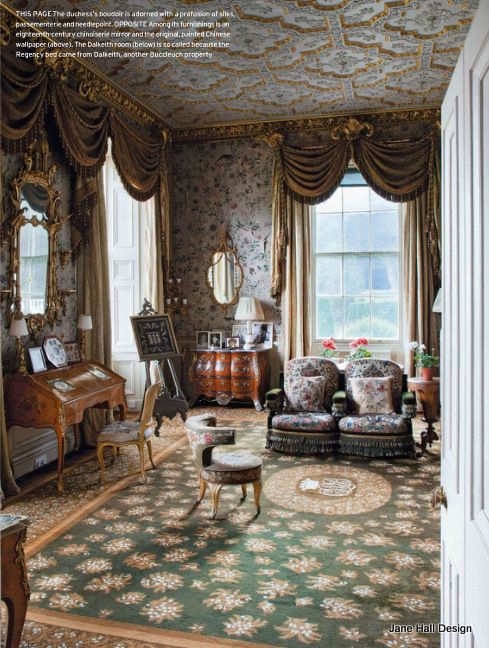 Một căn phòng nội thất cổ điển với giấy dán tường hoa thế kỷ 17