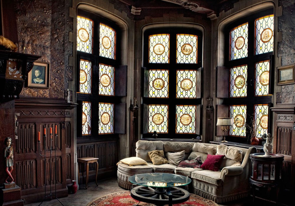 Phong cách Gothic thường dùng nhiều cửa sổ lớn, cao với kính màu