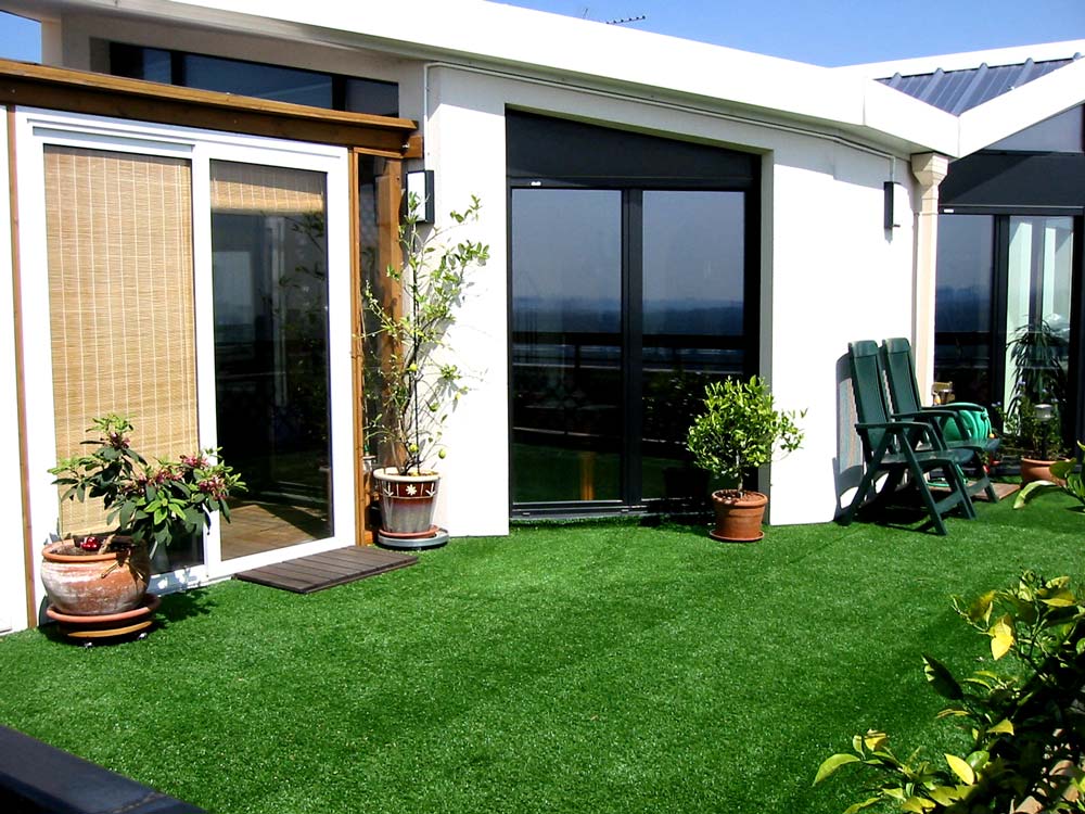 Sân thượng đơn giản trở nên đẹp hơn với thảm cỏ phủ