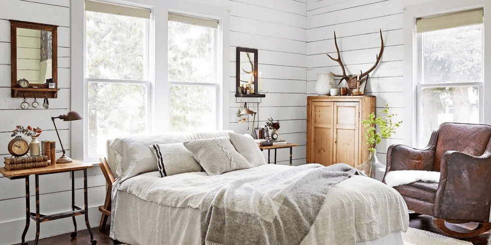Phòng ngủ với tường gỗ màu trắng 