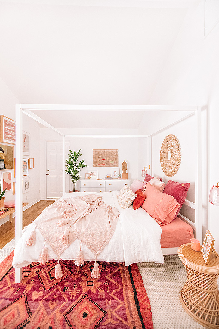Mẫu phòng ngủ màu hồng trắng phong cách Bọho