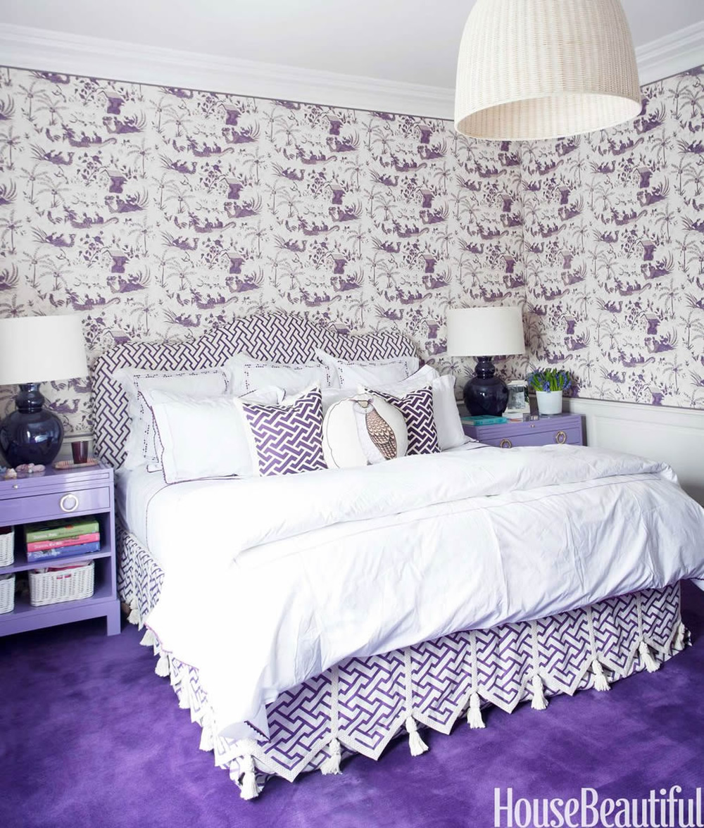 Mẫu phòng ngủ màu tím với giấy dán tường và thảm