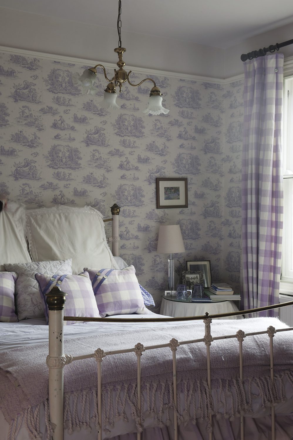 Một mẫu phòng ngủ đẹp cho nữ màu tím nhạt và trắng phong cách Farmhouse