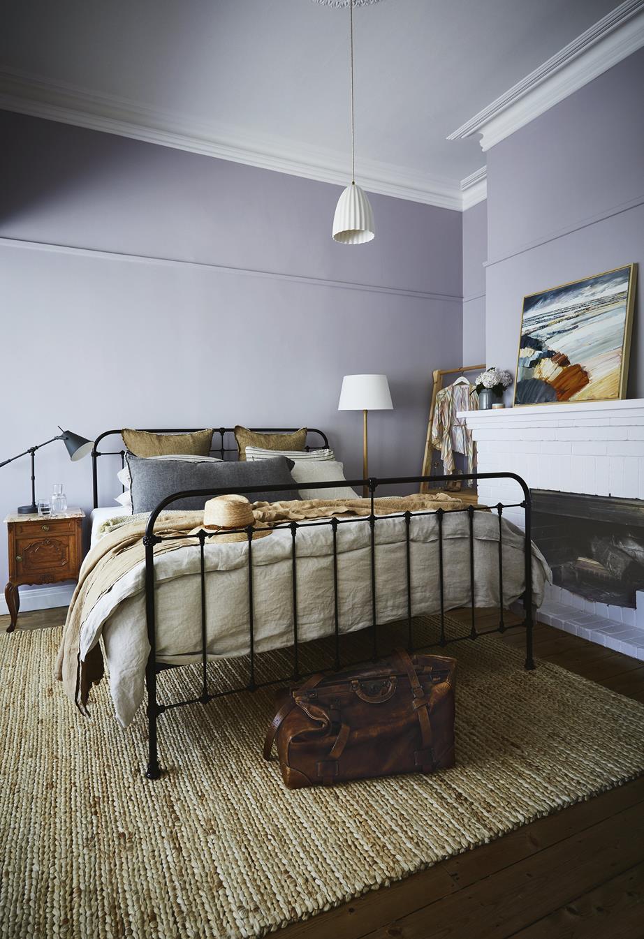 Một mẫu phòng ngủ màu tím nhạt đặc trưng