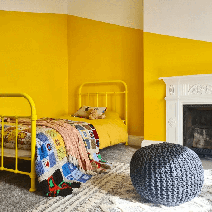 Mẫu phòng ngủ màu vàng đại diện cho niềm vui, sự sáng tạo và lạc quan trong cuộc sống