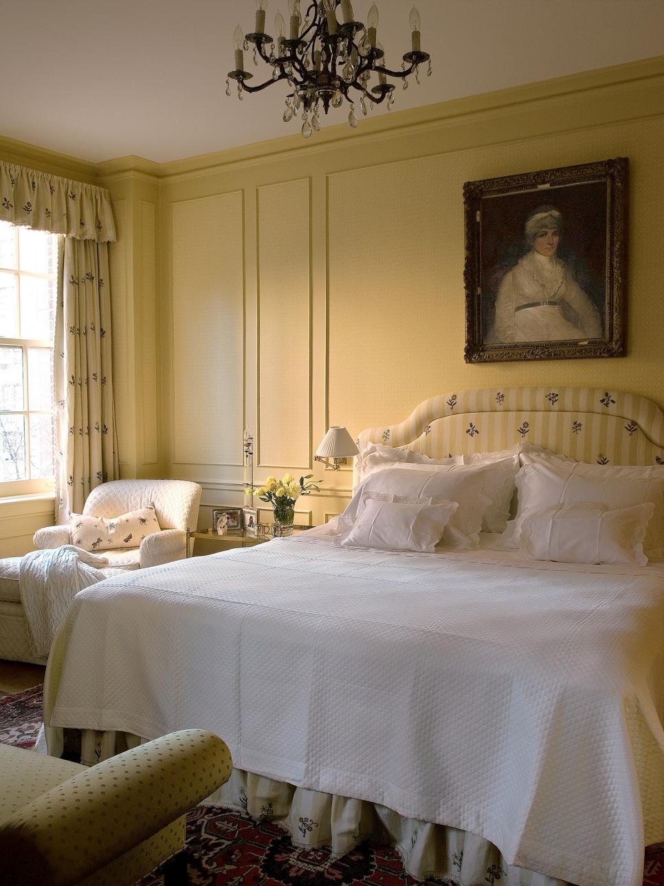 Mẫu phòng ngủ màu vàng phong cách cổ điển đơn giản