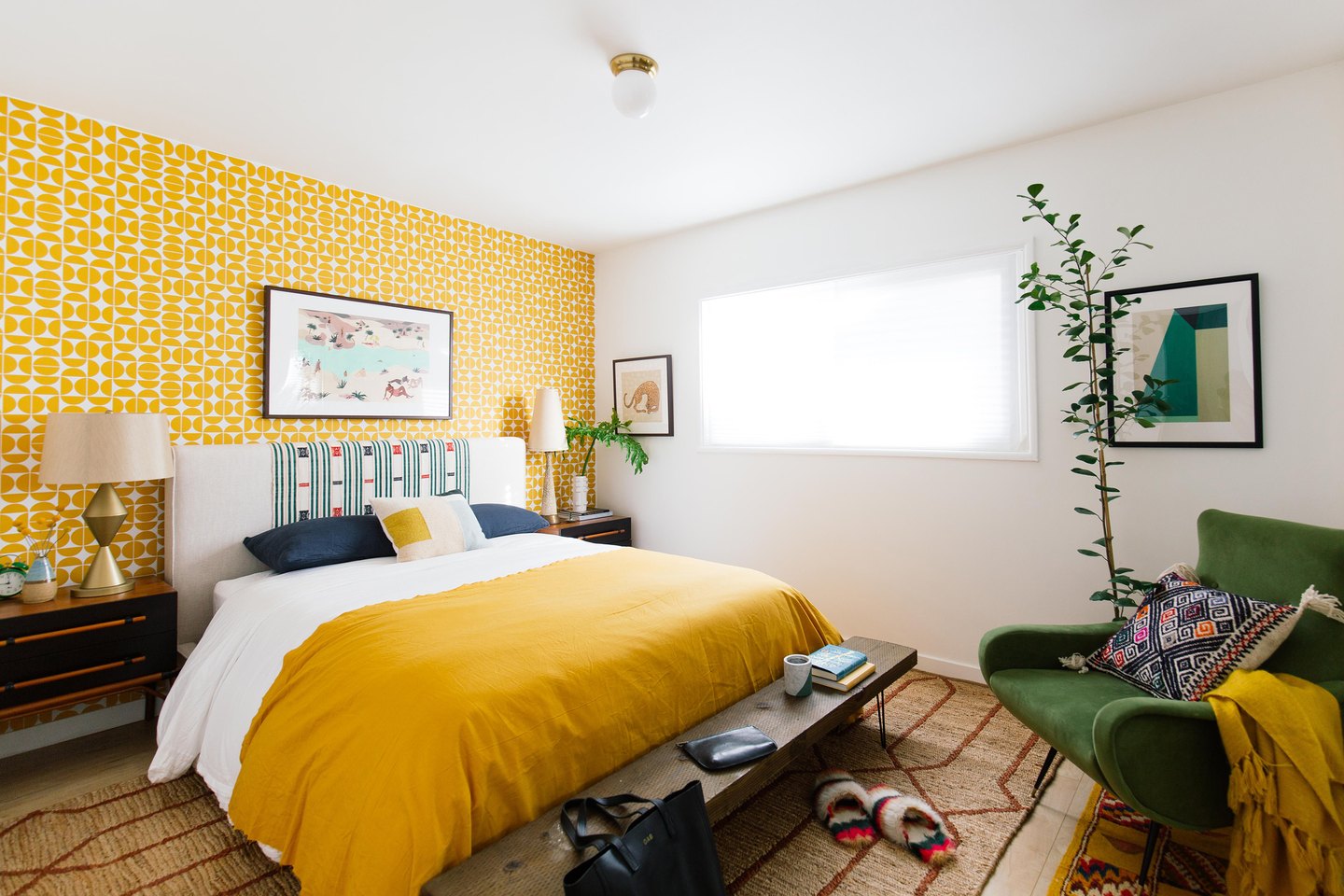 mẫu phòng ngủ màu vàng với giấy dán tường