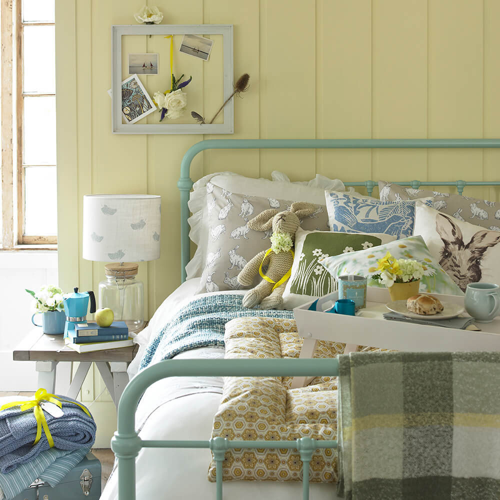 Phòng ngủ màu vàng pastel kết hợp xanh biển