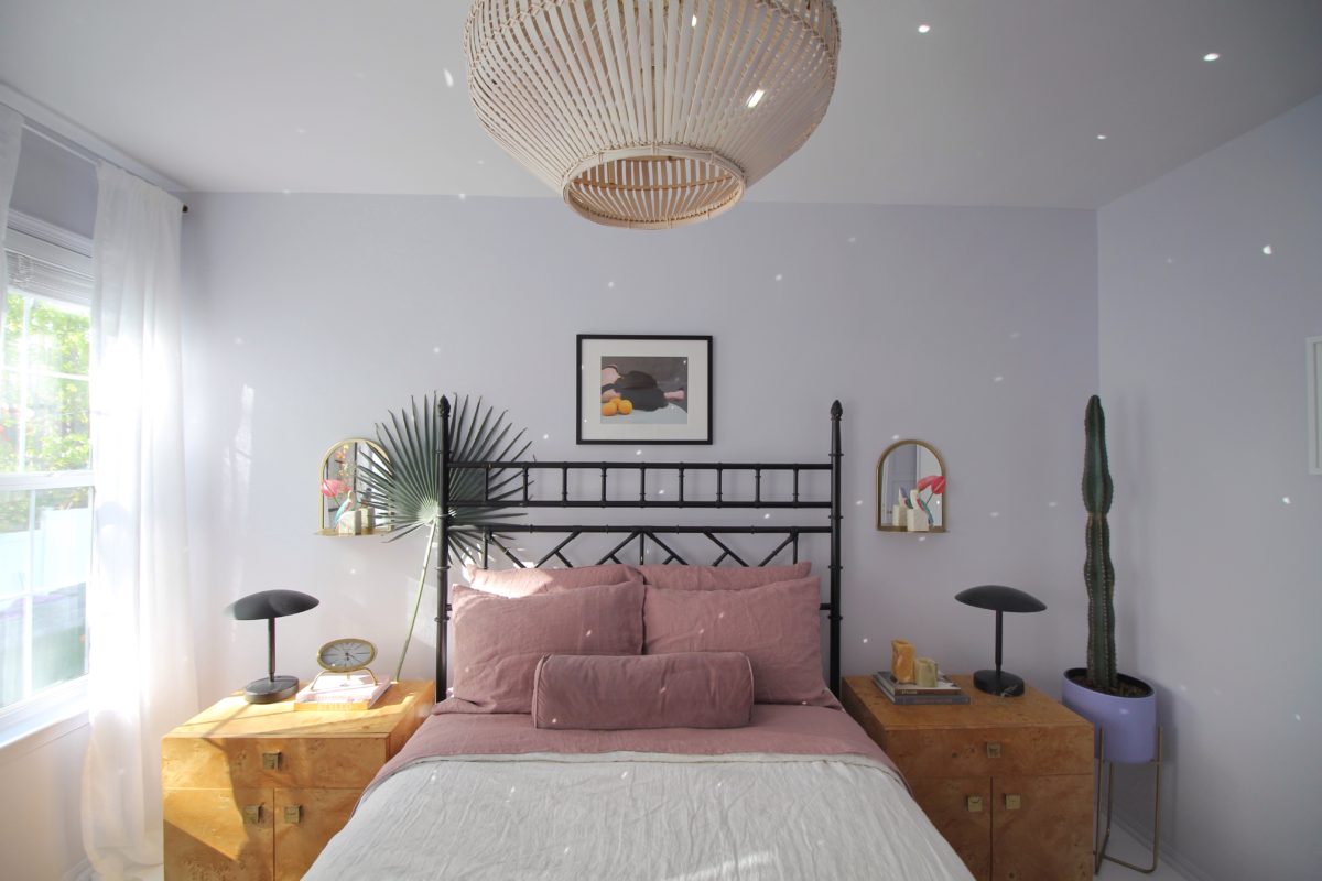 Màu hồng đất kết hợp hoàn hảo trong mẫu phòng ngủ màu tím pastel
