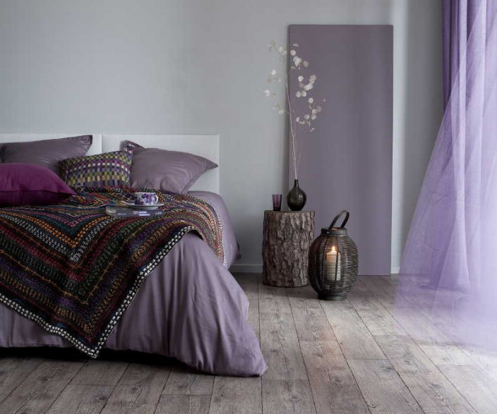 Một mẫu phòng ngủ đôi khác trang trí với decor màu tím xinh xắn