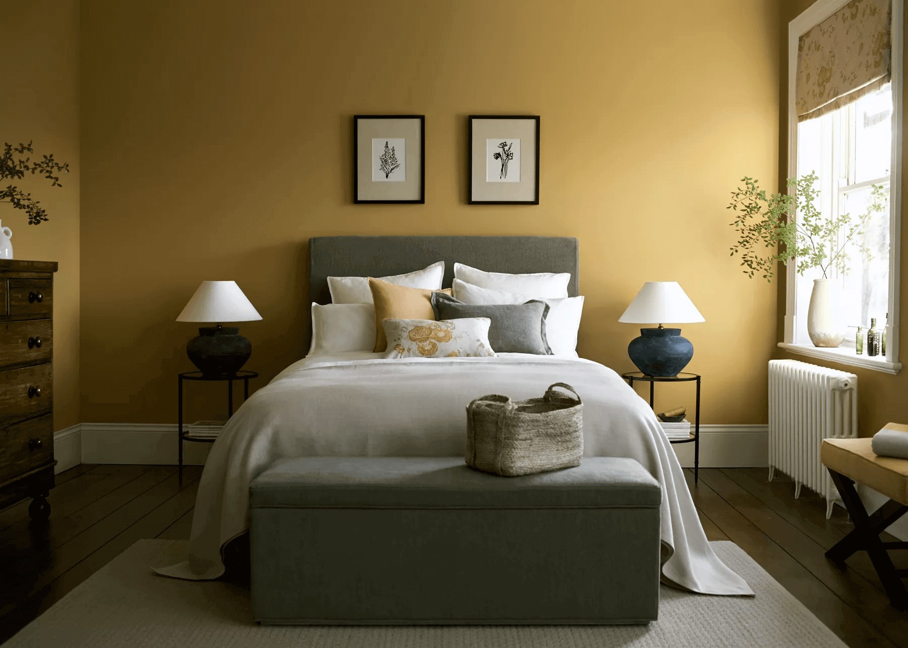 Phòng ngủ màu vàng nâu dễ dùng