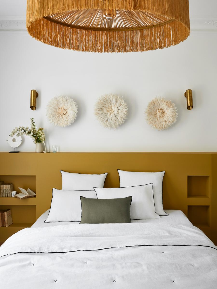 Một mẫu phòng ngủ màu vàng nâu kết hợp giữa phong cách Bohemian và Art Deco