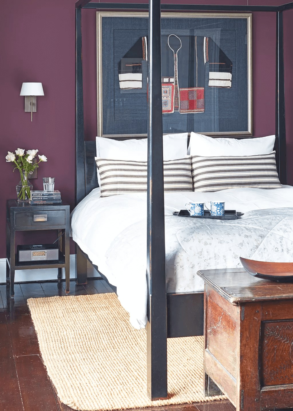 Một thiết kế phòng ngủ màu tím mận dễ dùng lấy cảm hứng từ Art Deco