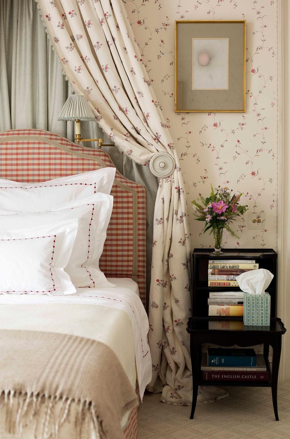 Mẫu giấy dán tường phòng ngủ màu hồng hoa nhí vintage