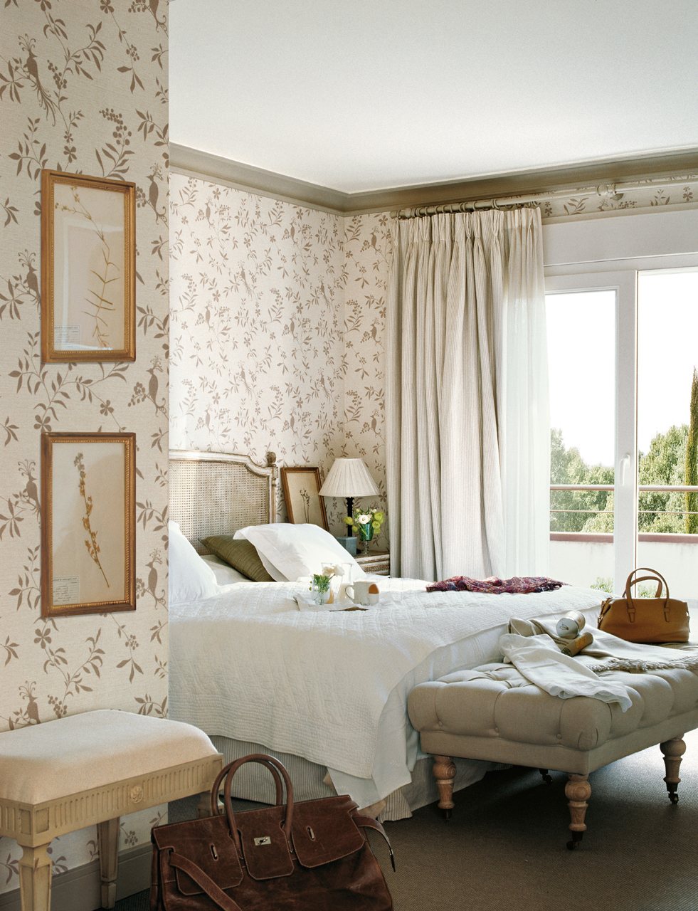 Giấy dán tường phòng ngủ tone be nâu phong cách vintage