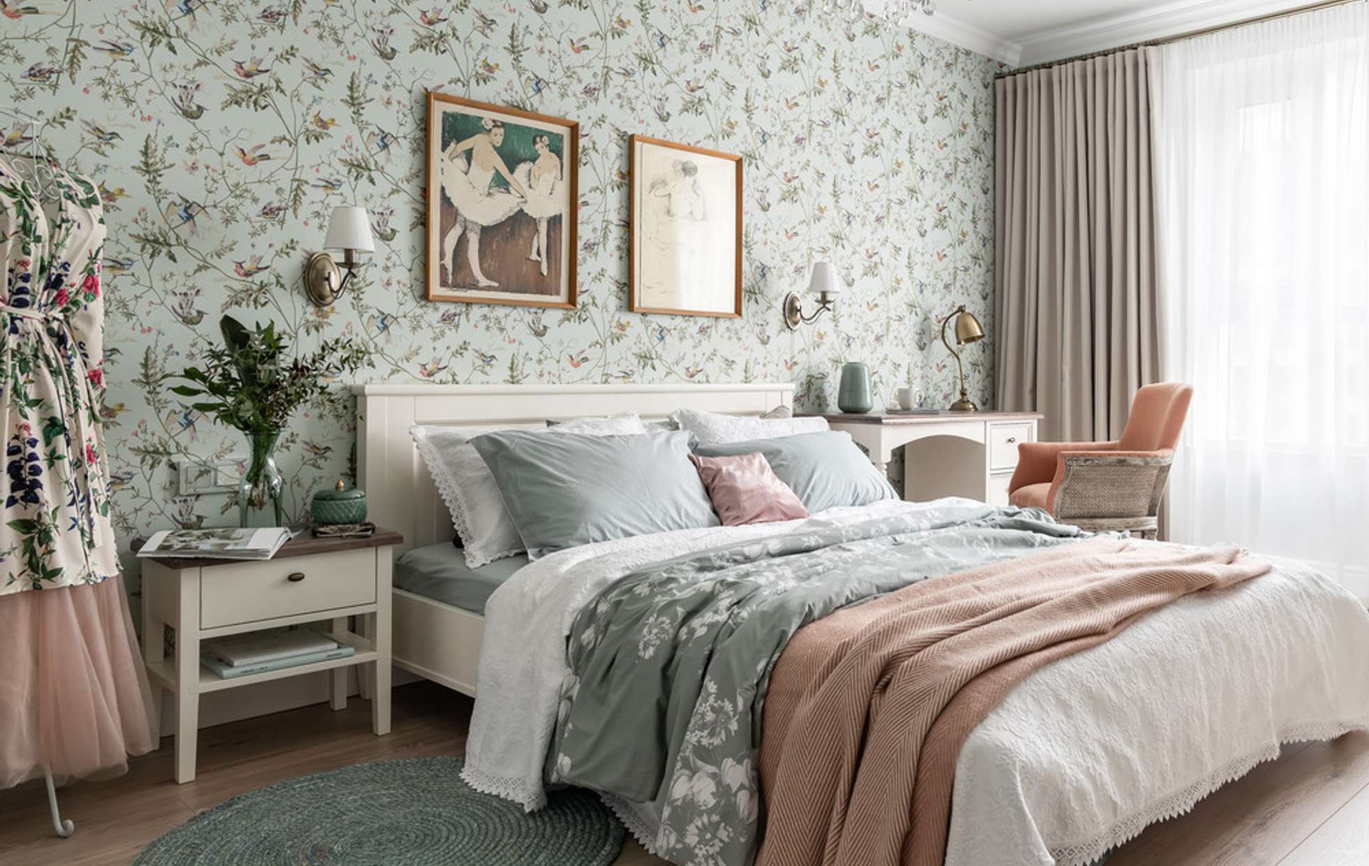 Trang trí phòng ngủ nữ phong cách cổ điển với giấy dán tường hoa nhí