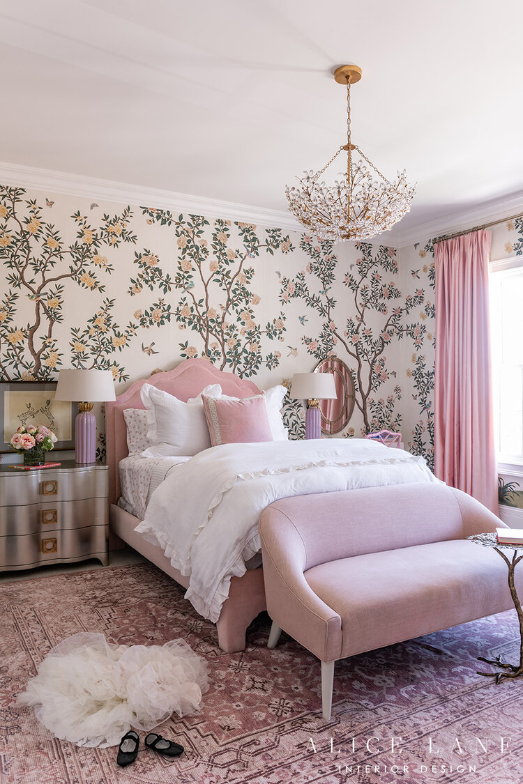 Giấy dán tường phòng ngủ màu hồng họa tiết hoa lá