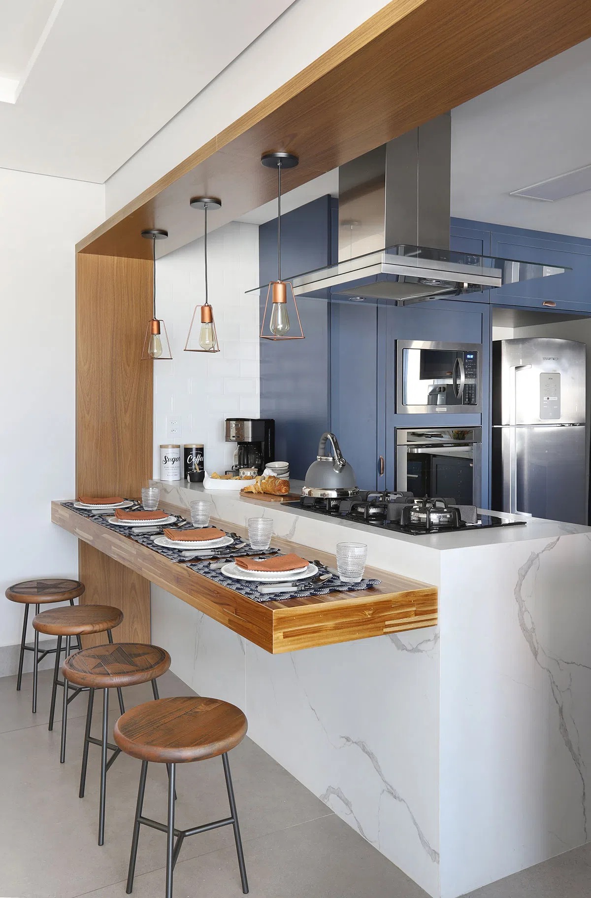 Thiết kế nội thất phòng bếp chung cư đơn giản tự nhiên với màu xanh dương