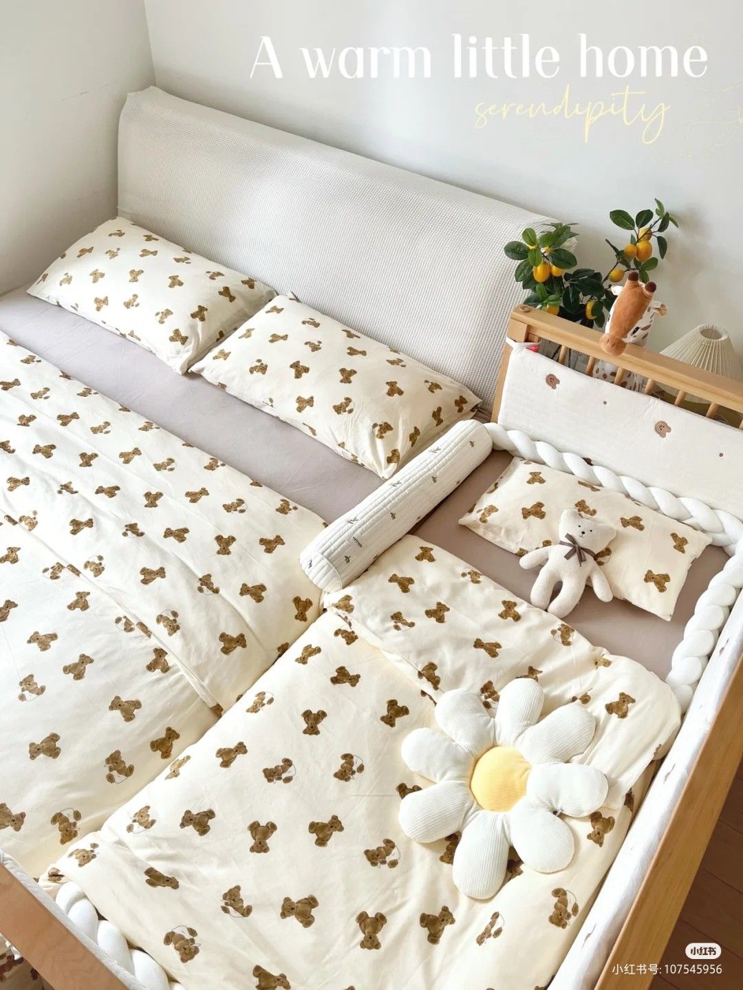 Giường phụ kê sát giường chính trong thiết kế phòng ngủ chung cho bố mẹ và con