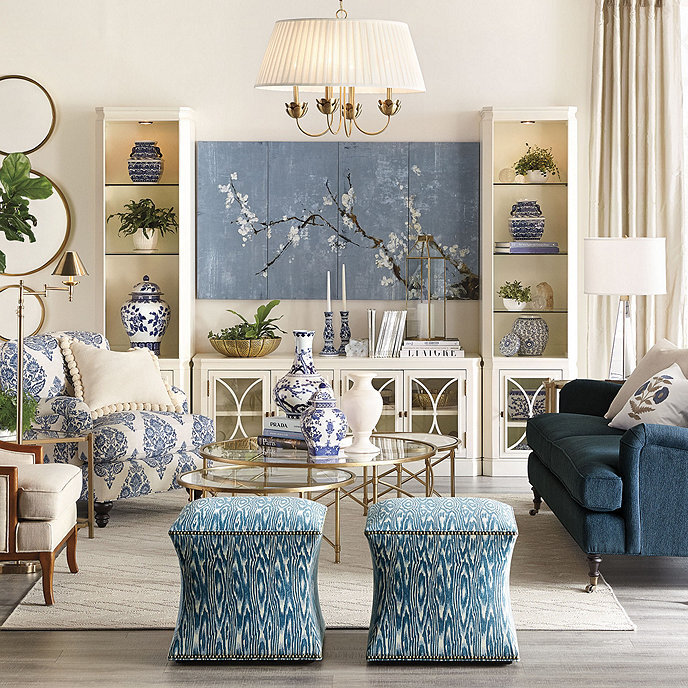 phòng khách màu xanh dương kết hợp gỗ và vải họa tiết