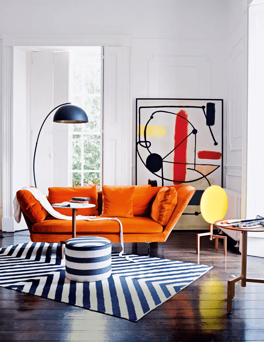 Sơn phòng khách màu trắng giúp làm nổi bật nội thất màu sắc trong phong cách hiện đại