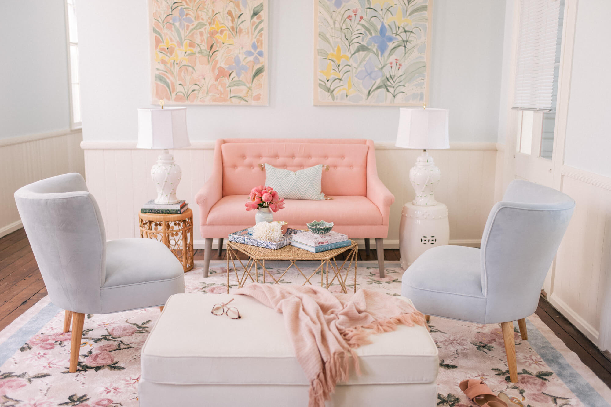 phòng khách màu hồng kết hợp xanh dương pastel