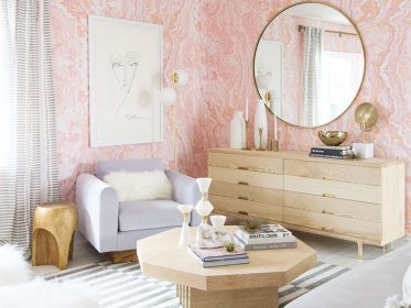 giấy dán tường phòng khách màu hồng vân đá marble