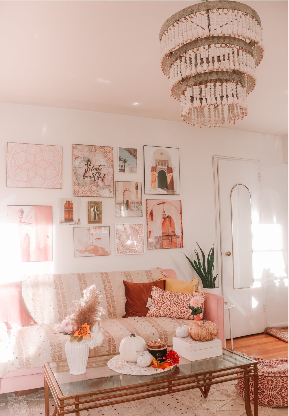 Mẫu phòng khách màu hồng nhạt dễ thương