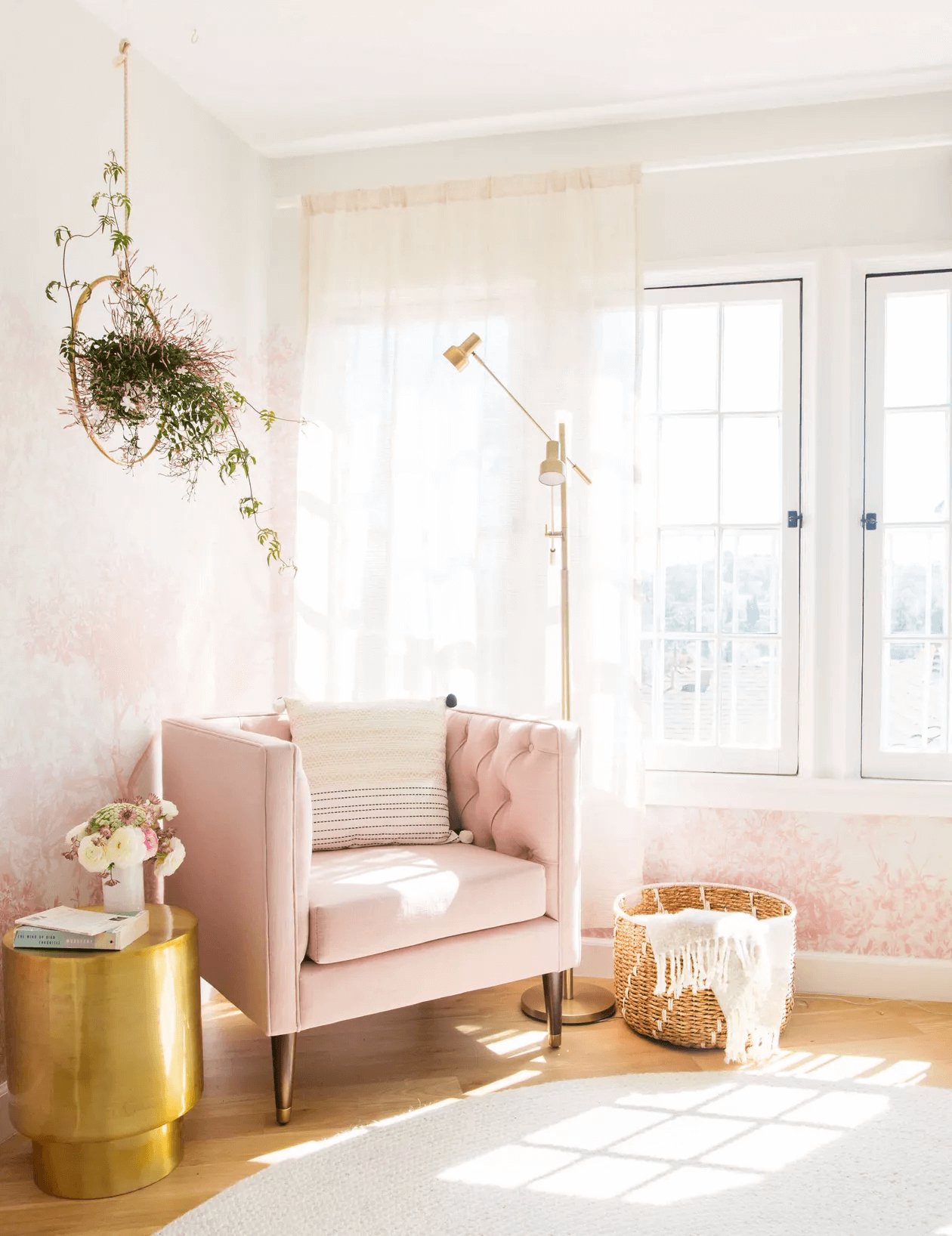 Một góc phòng khách nên thơ với tông hồng pastel
