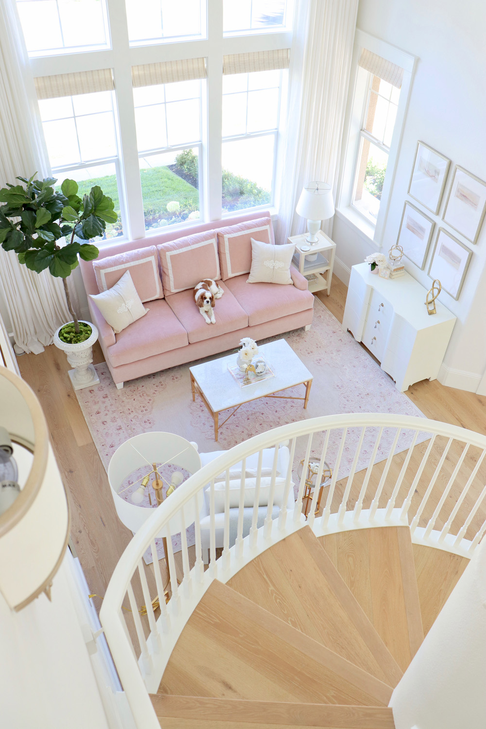 phòng khách màu hồng trắng 