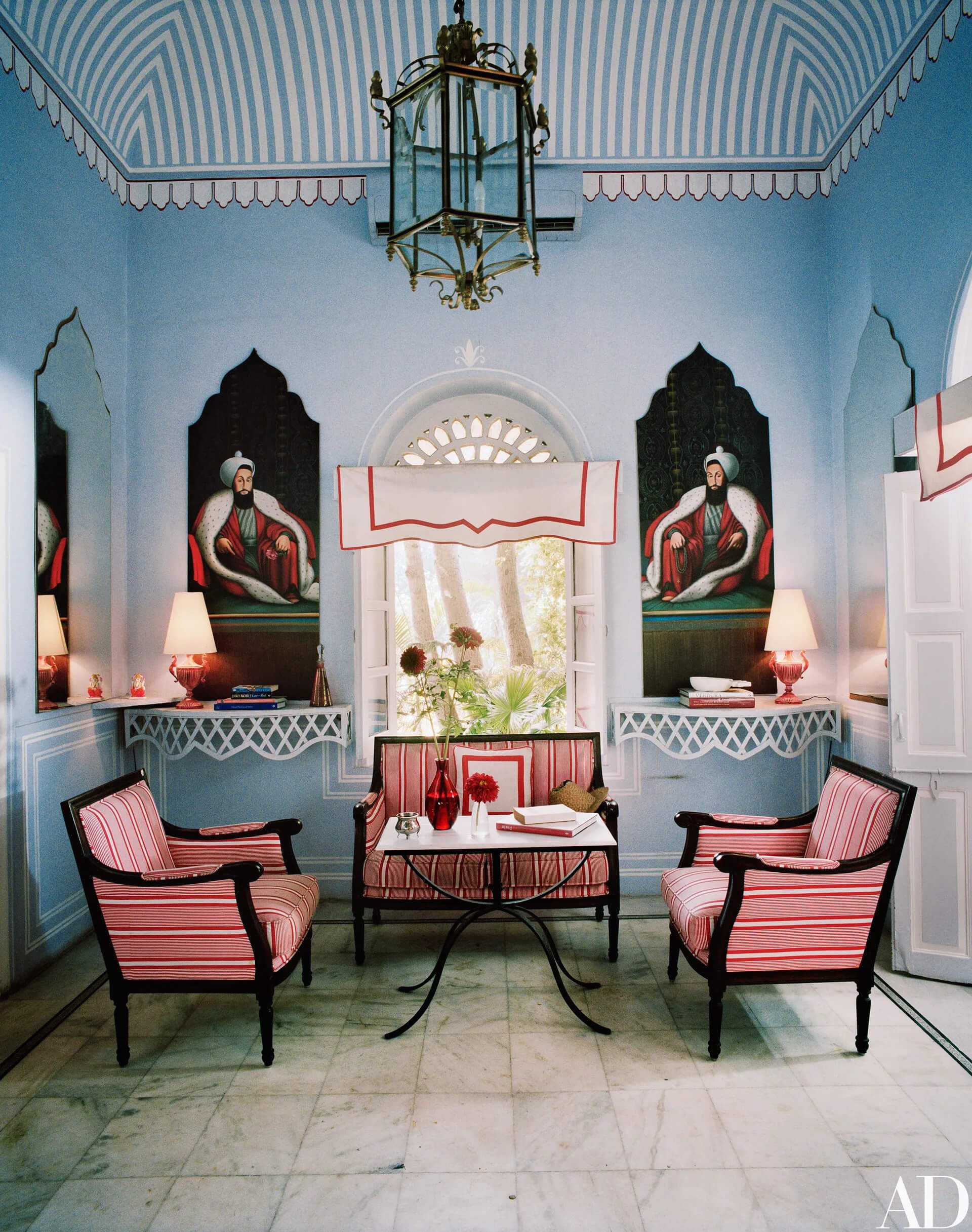 Phòng khách với bộ ghế hồng và nền tường xanh dương
