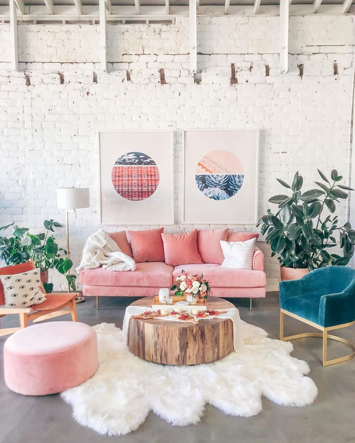 Mẫu phòng khách màu hồng xinh xắn với armchair xanh