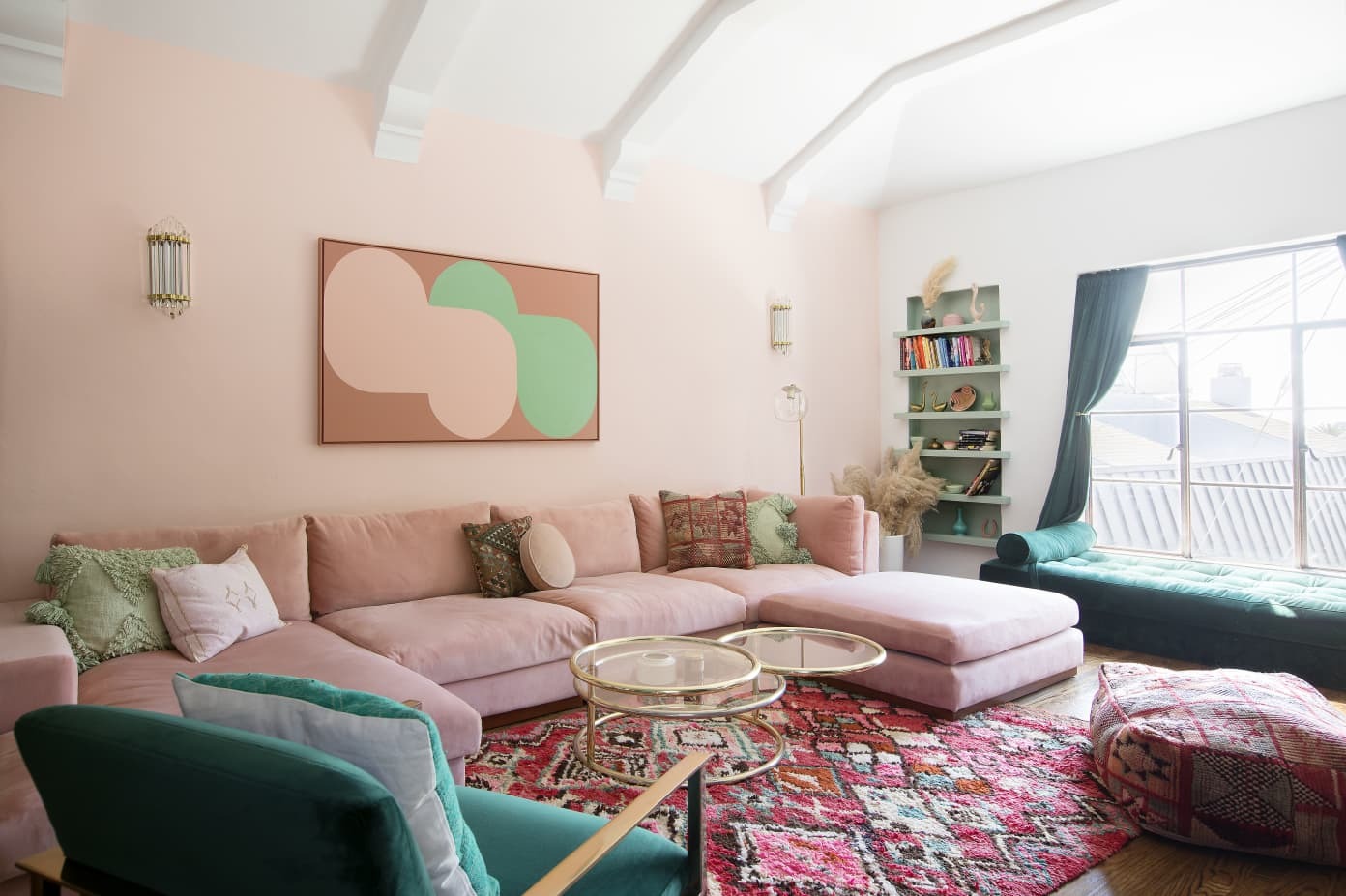 Phòng khách màu hồng với những điểm nhấn xanh nhẹ nhàng