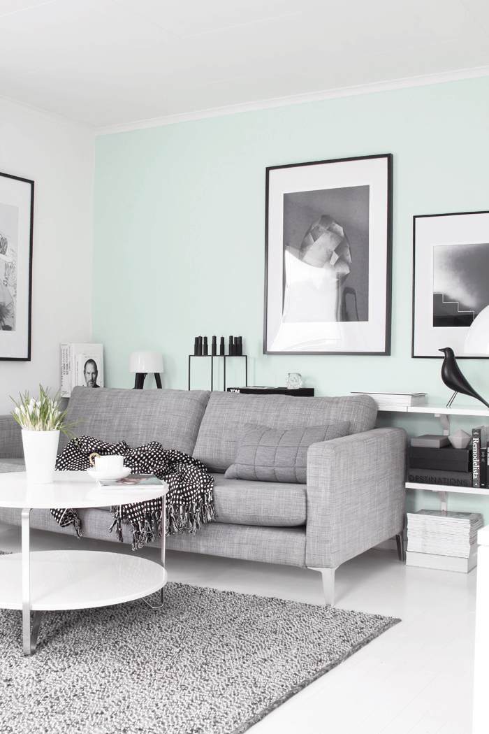 Phòng khách màu xanh mint với nội thất trung tính