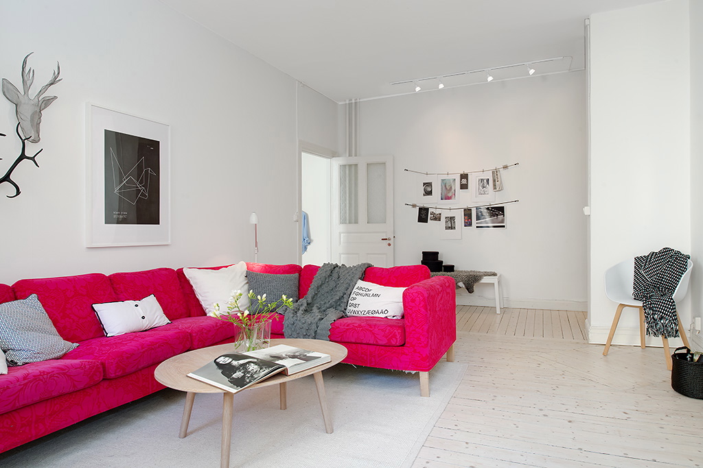 phòng khách với sofa hot pink và nội thất trắng hiện đại