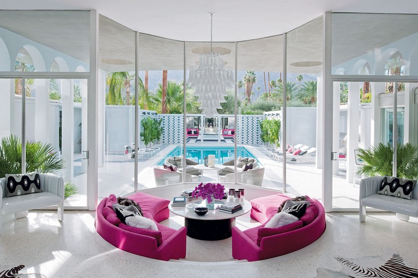 phòng khách sang trọng với sofa hot pink và nội thất trắng