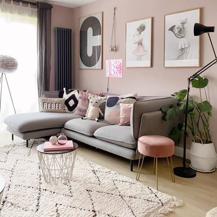 Phòng khách màu hồng hòa hợp với bộ sofa và decor màu xám