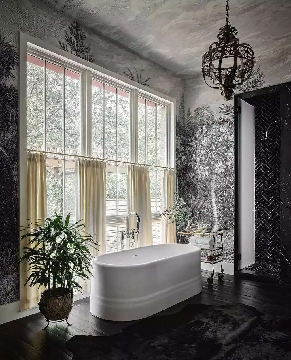 Mẫu phòng tắm đẹp cổ điển với giấy dán tường